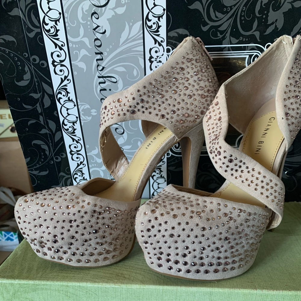 Gianni Bini Beige Crystal Embellished Platform Heels, size 7.5M